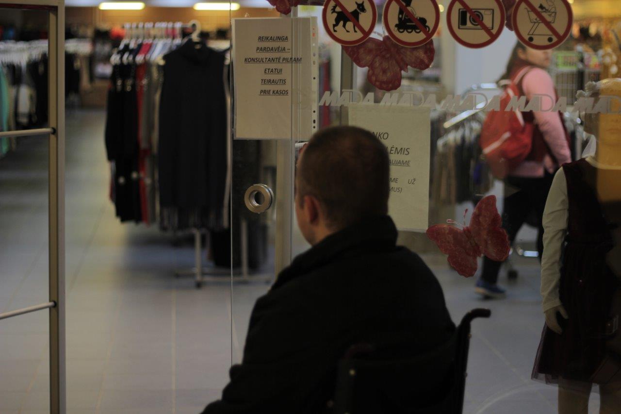 Eksperimento dalyvis M. Jodogalvis prieš darbo pokalbį drabužių parduotuvėje